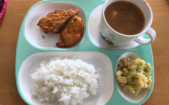 プレートにご飯、おかず、スープがのっている