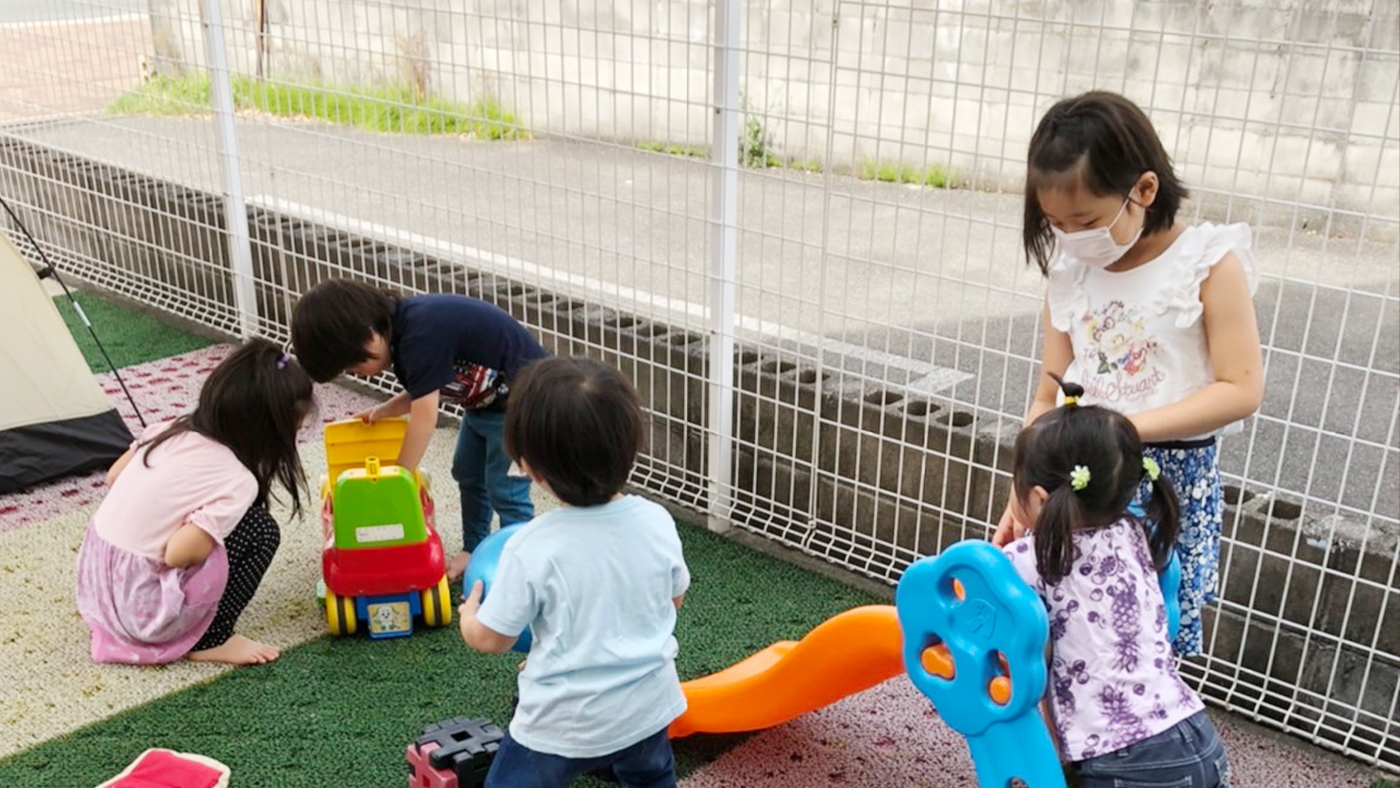 子供達が庭で遊んでいる