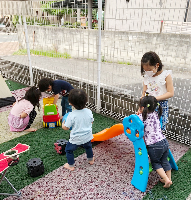 子供達が庭で遊んでいる